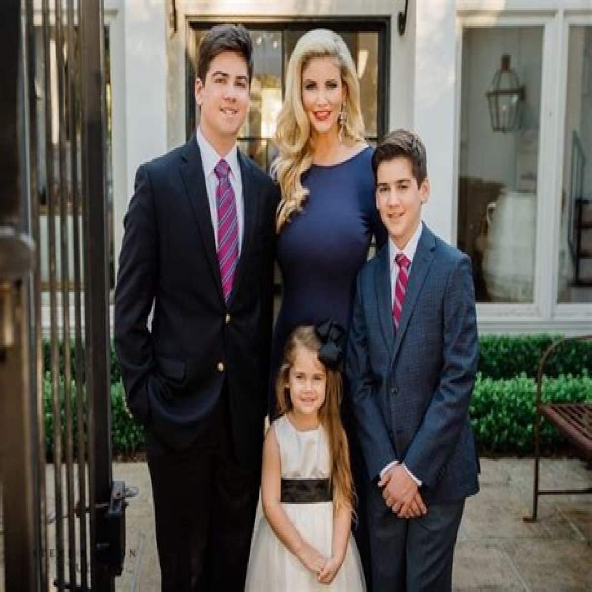 Wife, Net Worth, Girlfriend, Height, Kids, Weight